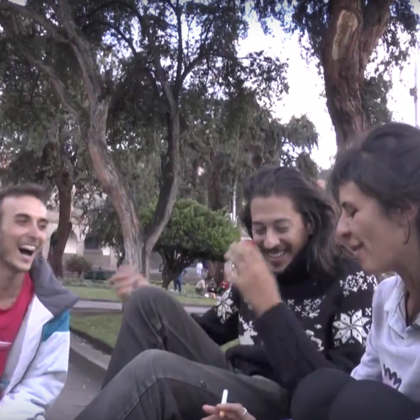 Fotograma del vídeo, muestra tres personas hablando sentadas en un parque/Photo from the video, three people speaking while sitting in a park