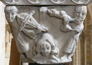 Conques, chapiteau du cloître déposé dans l'église